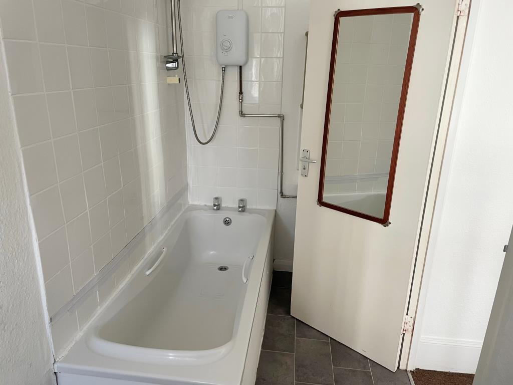 Lot: 76 - TOP FLOOR FLAT WITH ROOF TERRACE IN CITY CENTRE - White bathroom suite with fitted shower